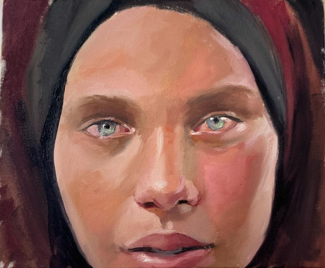 Portrait rapproché à l'huile — visage de femme aux yeux verts perçants, voile sombre