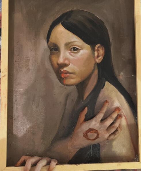 Autoportrait à l'huile dans un cadre bois — femme aux longs cheveux noirs, regard direct